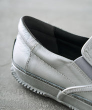 Load image into Gallery viewer, Japanese handcrafted Spingle SP 1044 Silver leather shoes with abrasion resistant sole and sleek silhouette