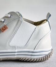 Load image into Gallery viewer, Handmade Japanese SPINGLE SP 442 Ivory sneakers featuring premium leather and modern designv