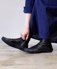 Load image into Gallery viewer, Handmade Japanese SPINGLE SP 443 Black sneakers featuring premium leather and modern design