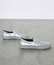 Load image into Gallery viewer, Japanese handcrafted Spingle SP 1044 Silver leather shoes with abrasion resistant sole and sleek silhouette
