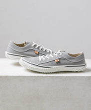 Load image into Gallery viewer, Handmade Japanese SPINGLE SP 1057 Gray sneakers with unique knit texture and durable sole
