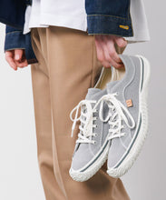 Load image into Gallery viewer, Handmade Japanese SPINGLE SP 1057 Gray sneakers with unique knit texture and durable sole
