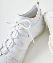 Load image into Gallery viewer, Handmade Japanese SPINGLE SP 1503 White sneakers with unique knit texture and durable sole
