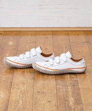 Load image into Gallery viewer, Handmade Japanese SPINGLE SP 211 White sneakers featuring premium leather and modern design
