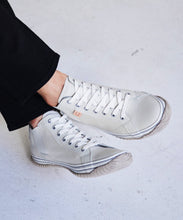Load image into Gallery viewer, Handmade Japanese SPINGLE SP 442 Ivory sneakers featuring premium leather and modern design
