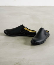 Load image into Gallery viewer, Handmade Japanese SPINGLE SP 725 Black sneakers featuring premium leather and modern design
